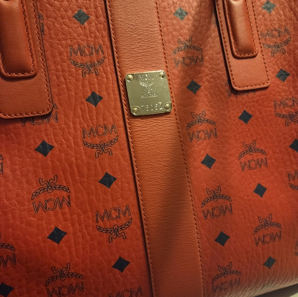 AUTHENTIC MCM Liz medium Red reversible shopper tote,with detachable zip pouch - Picture 13 of 16